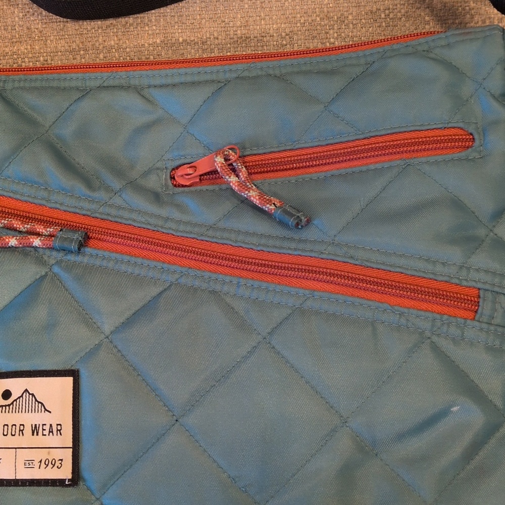 Kavu Uptown Puff Blue Spruce Quilted Teal Cross-body Bag with Rust Zippers - Picture 6 of 15